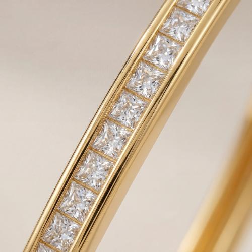 Stella Bangle - The Dazzling Diamond Curve