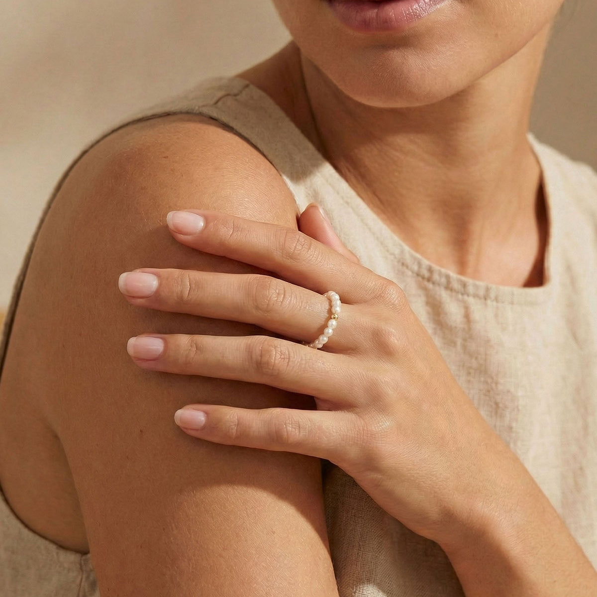 Isla – Pearl ring with gold detail