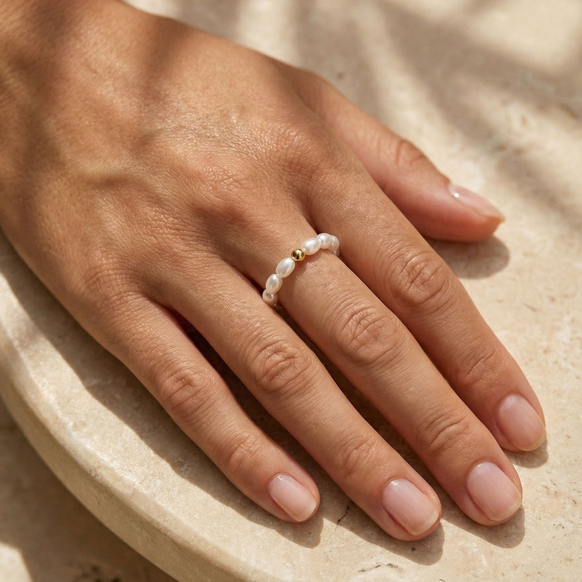 Isla – Pearl ring with gold detail