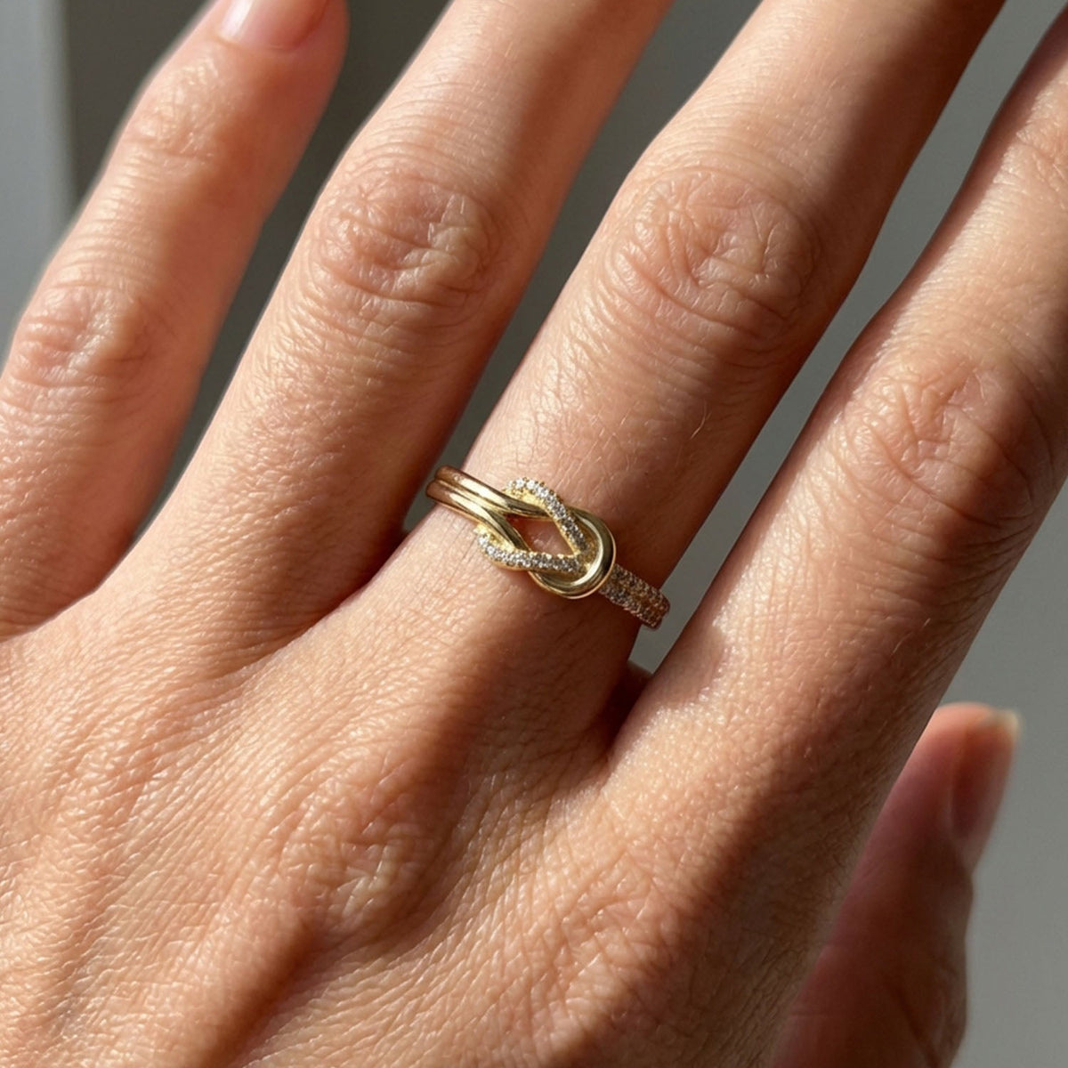 Love knot – knot ring with cubic zirconia