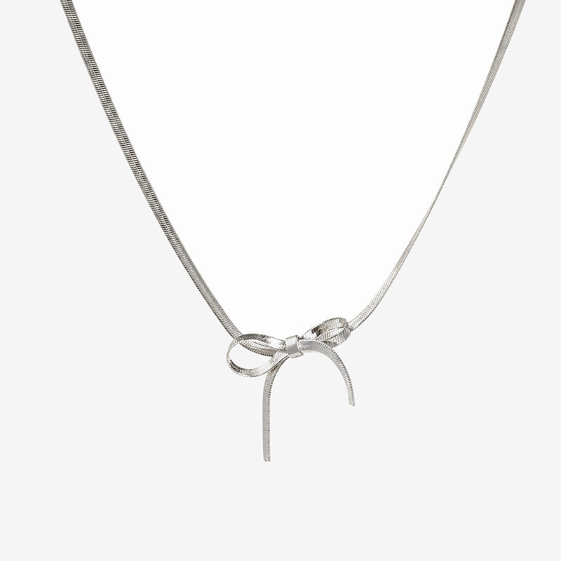 Maelle - delicate necklace with bow pendant