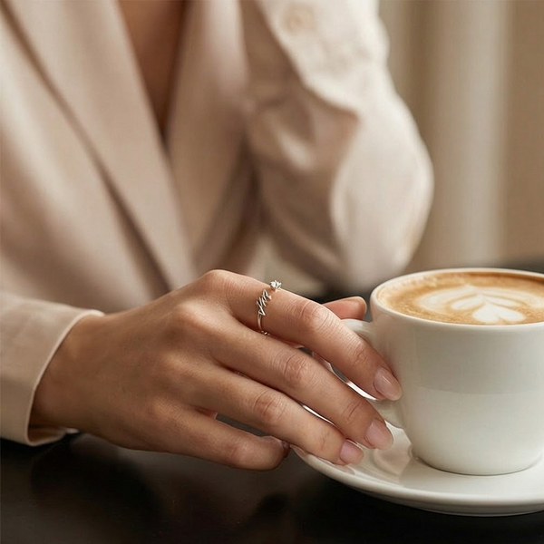 Valentia – Ring with letter and sparkling cubic zirconia